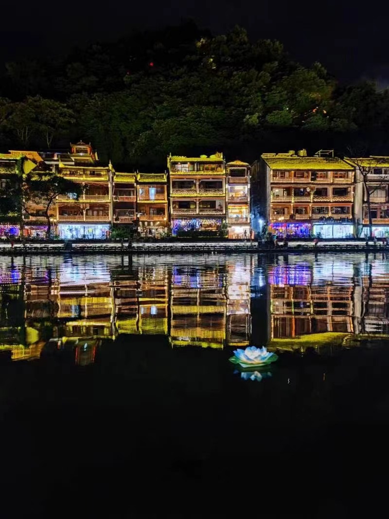 凤凰 汽车去 汽车回 2天1晚 【F1】 芙蓉镇·凤凰古城·酉水画廊·湘西苗寨 汽车两日游