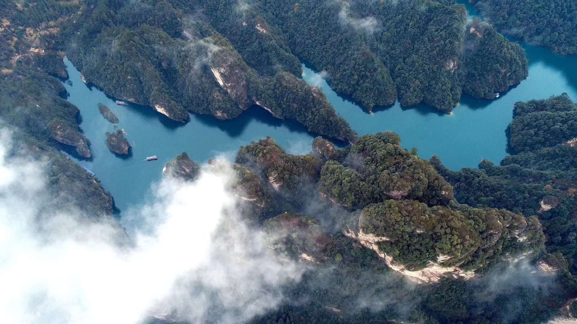 张家界 汽车去 汽车回  2天1晚 黄龙洞、天门山玻璃栈道两日游
