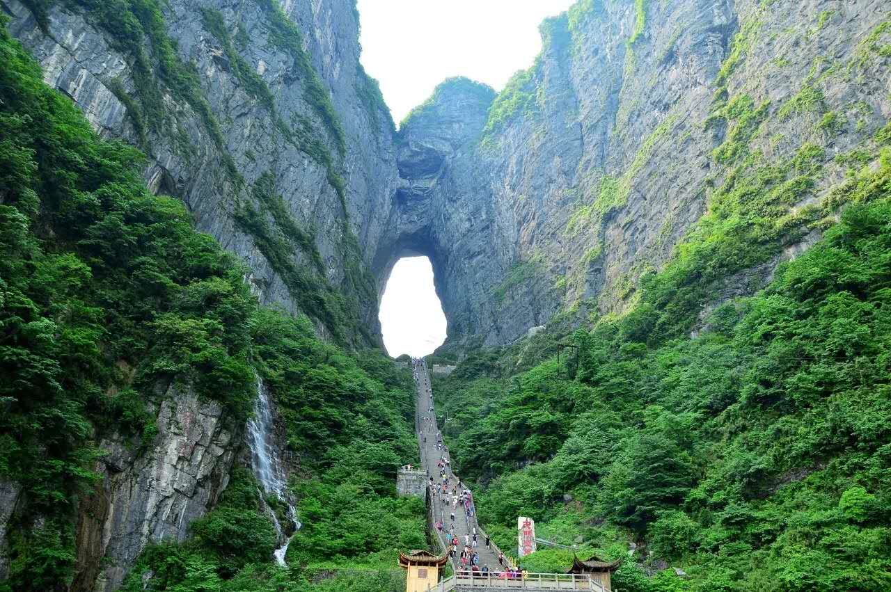 凤凰张家界 汽车去 汽车回  3天2晚 【V5】黄龙洞·天门山国家森林公园·玻璃栈道·芙蓉镇 凤凰古城·沈从文故居·湘见沱江 汽车三日游