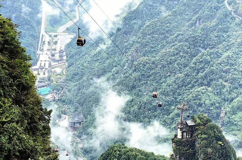 凤凰张家界 汽车去 汽车回  3天2晚 玻璃桥+天门山 +凤凰古城（舒适版）