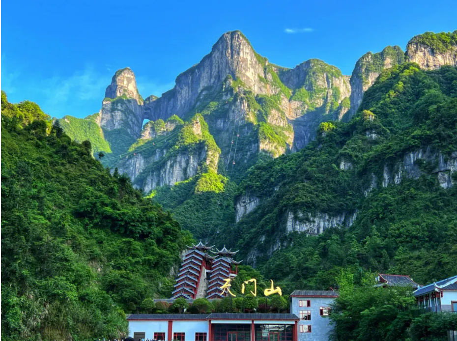 凤凰张家界 汽车去 汽车回  3天2晚 黄龙洞·天门山·凤凰3日游（舒适版）
