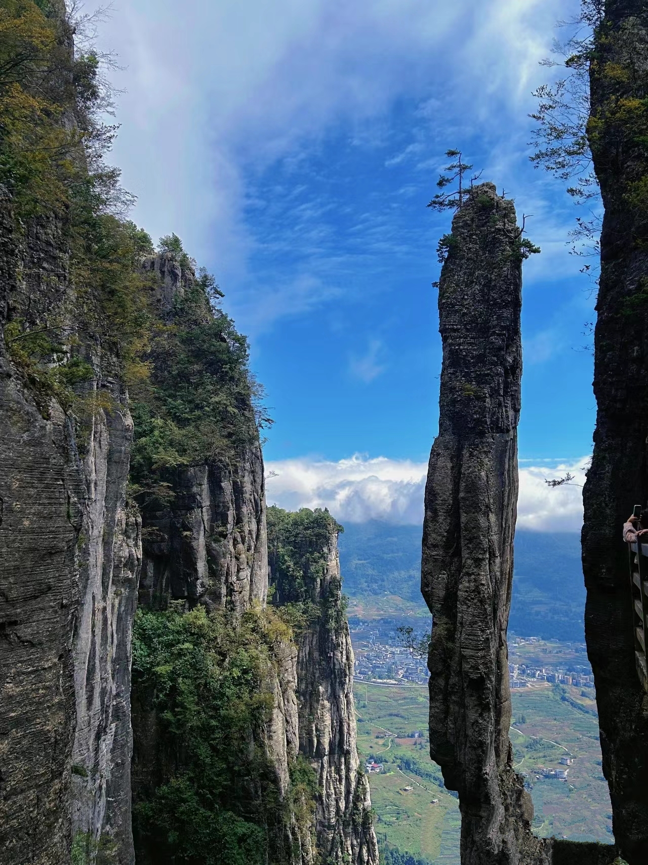 恩施三峡 高铁去 高铁回 5天4晚 【恩遇三峡】 宜昌交运两坝一峡游轮、葛州坝过船闸、长江西陵峡、恩施大峡谷七星寨、云龙地缝、一柱香、网红地心谷、巴乡古寨篝火晚会、土家女儿城火车/高铁五日游