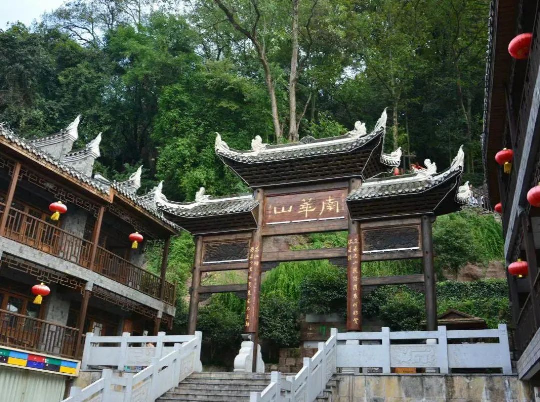 湘西 游客自理去 游客自理回  3天2晚 G2凤凰古城、南华山、边城晚会、半坡竹山、无边泳池、 长潭岗河湖游高品小包团3日游