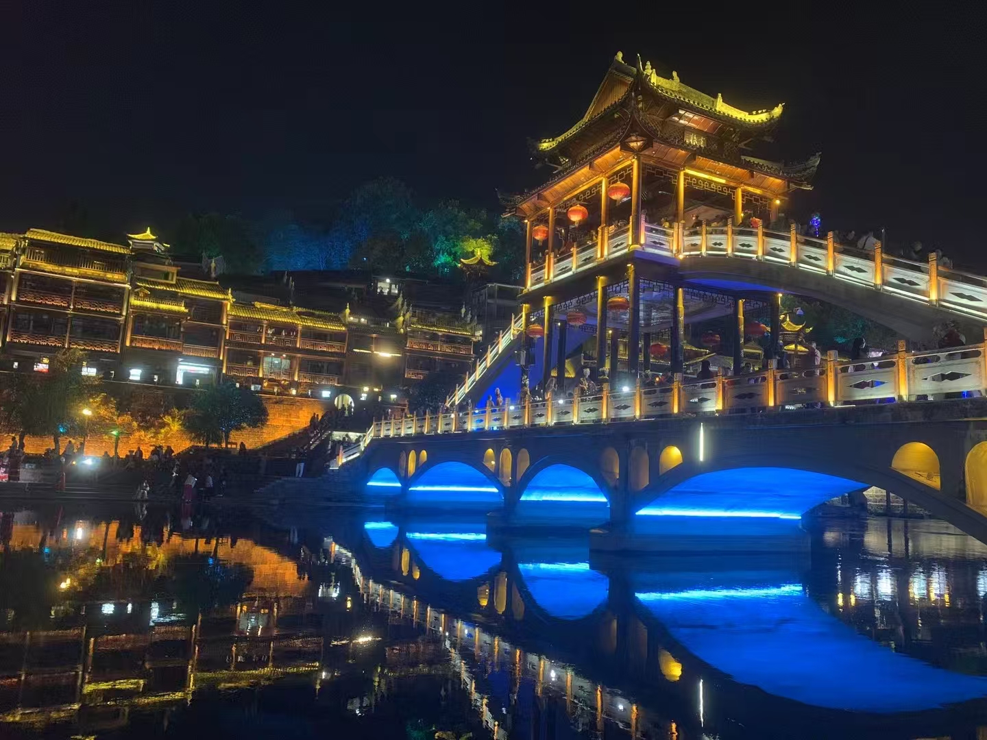 凤凰 汽车去 汽车回  2天1晚 玩美湘西：特惠版矮寨大桥/凤凰/湘西苗寨/芙蓉镇2天1晚跟团游