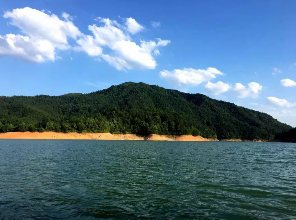 长沙 汽车去 汽车回  3天2晚 丹霞湖黄石洞漂流汽车三日游