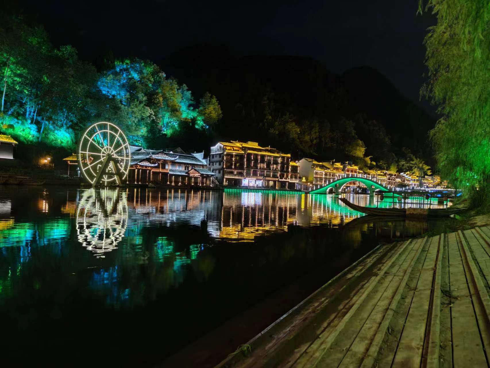 凤凰 游客自理去 游客自理回  1天0晚 [湘西一地]  凤凰古城、茶峒边城 芙蓉镇、王村石板街、网红大瀑布、1日游