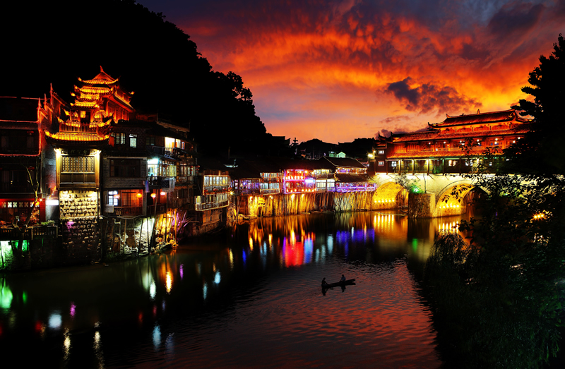 湘西 汽车去 汽车回  2天1晚 梦回边城 一脚踏三省-边城+凤凰古城-挂在瀑布上的前年古镇-芙蓉镇-深度体验 二日游