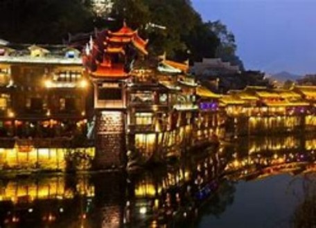 凤凰张家界湘西 汽车去 汽车回  4天3晚 2-6人拼小团森天凤4天3晚五钻尊享版