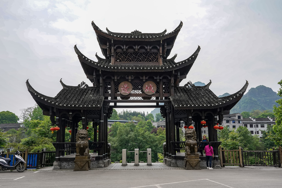 湘西 汽车去 汽车回  2天1晚 湘潭起止【杀猪宴】边城茶峒·乾州古城·溶江画船·赏乾城非遗秀晚会 ·双凤村  汽车两日游