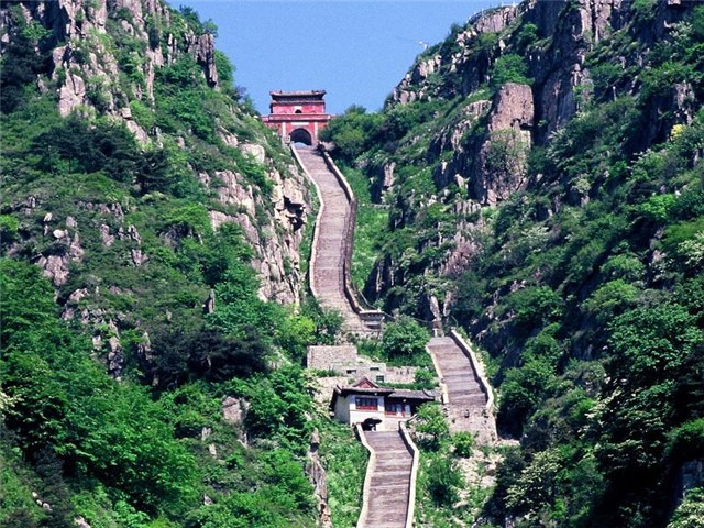 山东 飞机去 飞机回  4天3晚 【轻奢泰山】济南+泰安+曲阜4日3晚跟团游