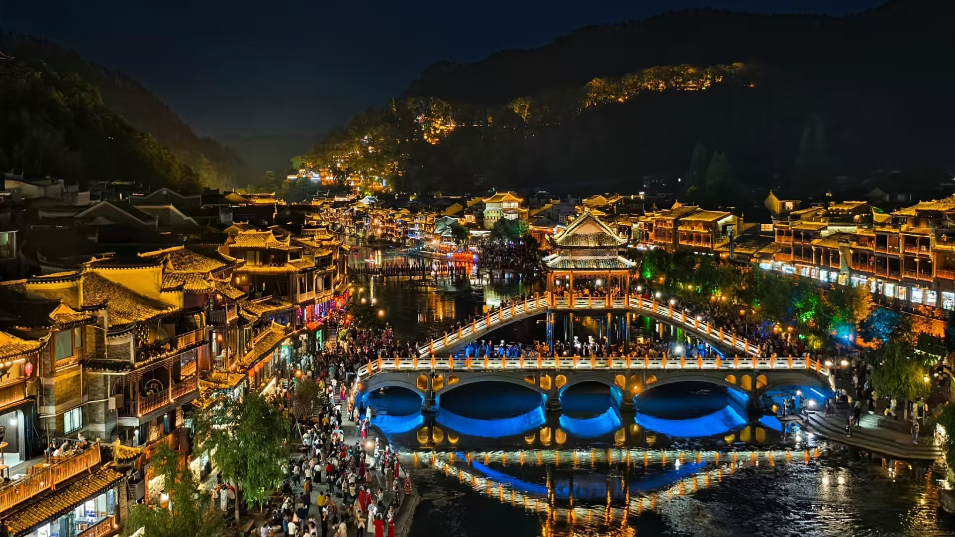 张家界 汽车去 汽车回  3天2晚 【A11宝天奇境：臻品-宝天凤】 宝峰湖、天门山、七十二奇楼、天门山、5D演绎 凤凰古城三日游