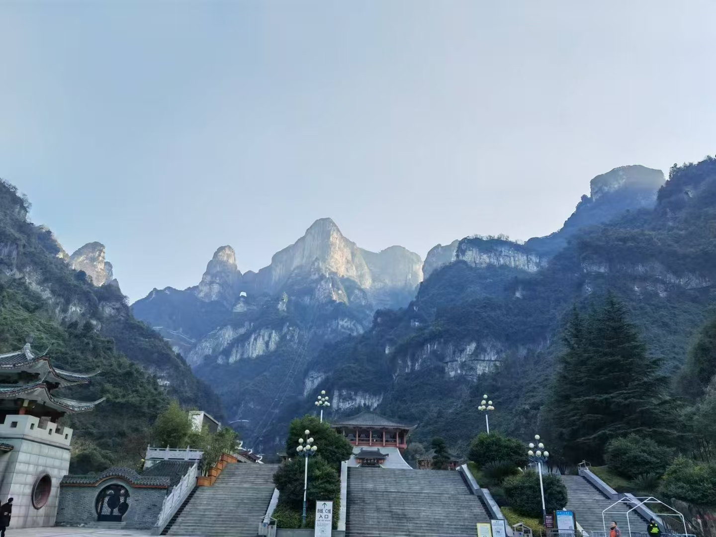 张家界 汽车去 汽车回  4天3晚 【B10探秘-宝洞天凤】 宝峰湖、黄龙洞、天门山、七十二奇楼 凤凰古城四日游