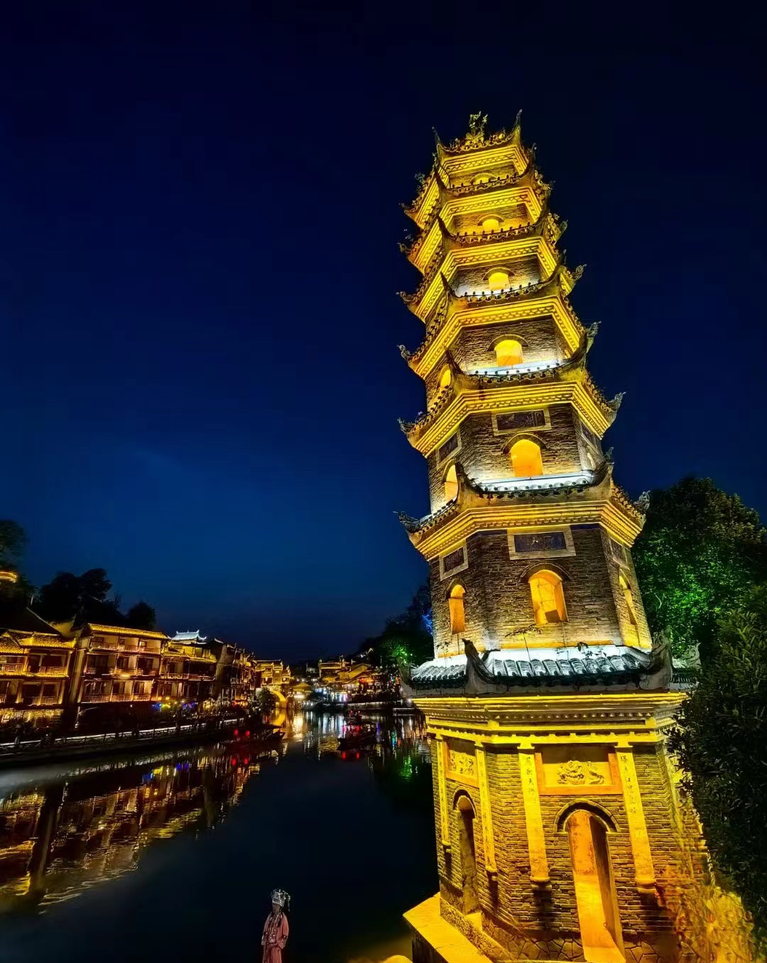 凤凰 汽车去 汽车回  2天1晚 矮寨大桥/芙蓉镇/凤凰古城两日游