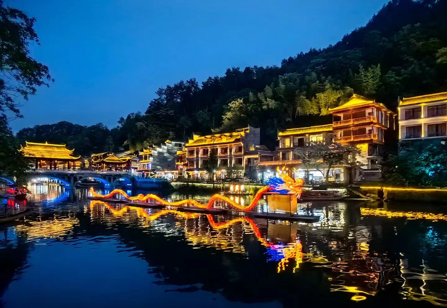 凤凰 汽车去 汽车回  2天1晚  芙蓉镇/凤凰古城两日游