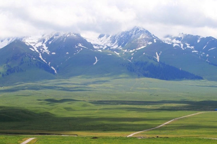 新疆 飞机去 飞机回  8天7晚 【漫游春季伊犁】 天池、赛湖、杏花、那拉提 独山子大峡谷、吐鲁番、双飞8日游