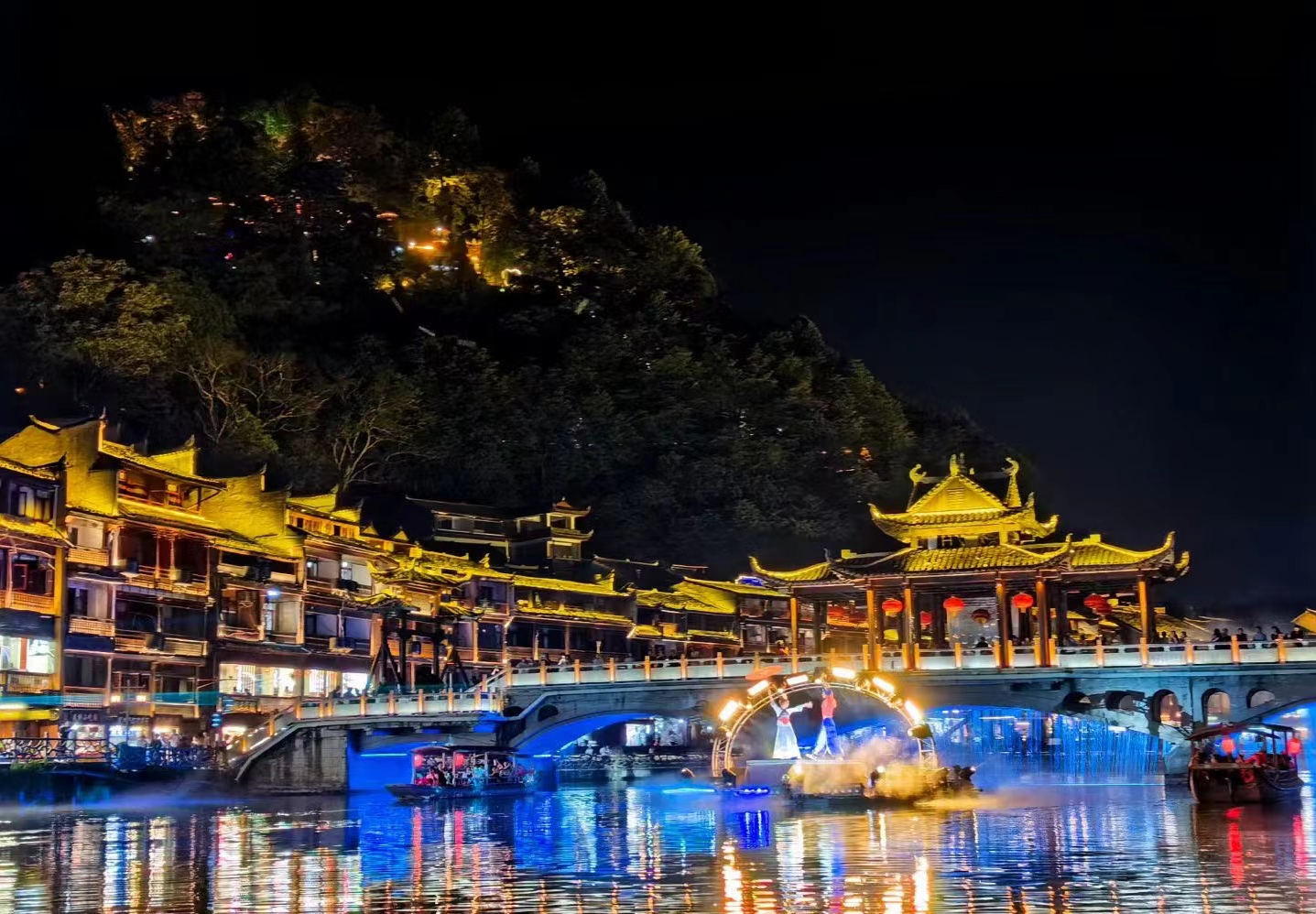 凤凰 汽车去 汽车回  2天1晚 [爱上湘西]    矮寨大桥、凤凰古城汽车2日游