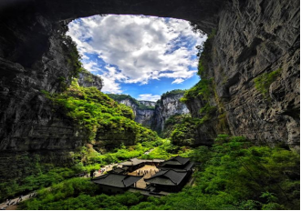 重庆 高铁去 高铁回  5天4晚 20人小团【锦绣重庆】 武隆天生三桥/仙女山+南川金佛山+酉阳龚滩古镇+磁器口古镇/中山四路/李子坝轻轨穿楼/魁星楼/解放碑/八一路好吃街/洪崖洞纯玩5日游