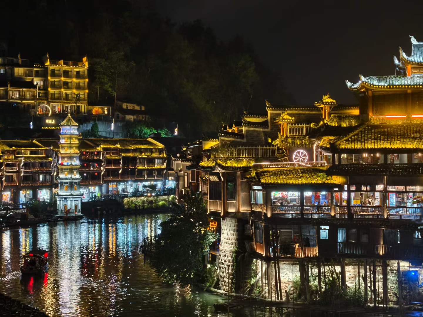 张家界 汽车去 汽车回  4天3晚 【A17全景湘西:洞森天凤】（尊享版） 黄龙洞、森林公园、袁家界、杨家界、天门山、72奇楼、 凤凰古城四日游