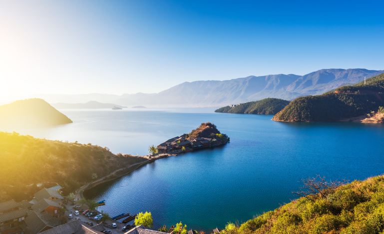 泸沽湖全景.jpg